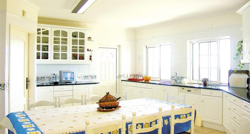 The kitchen and dining area at Villa Verde, Branqueira, Algarve