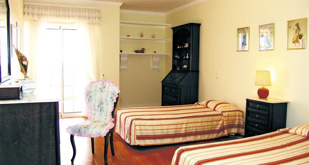 Twin bedroom at Villa Verde, Branqueira, Algarve