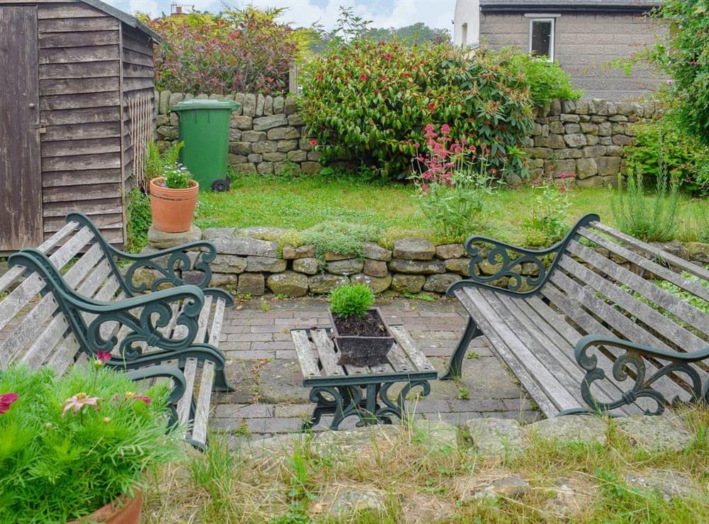 Sitting-out-area at Vinca Cottage in Burniston, near Scarborough, North Yorkshire