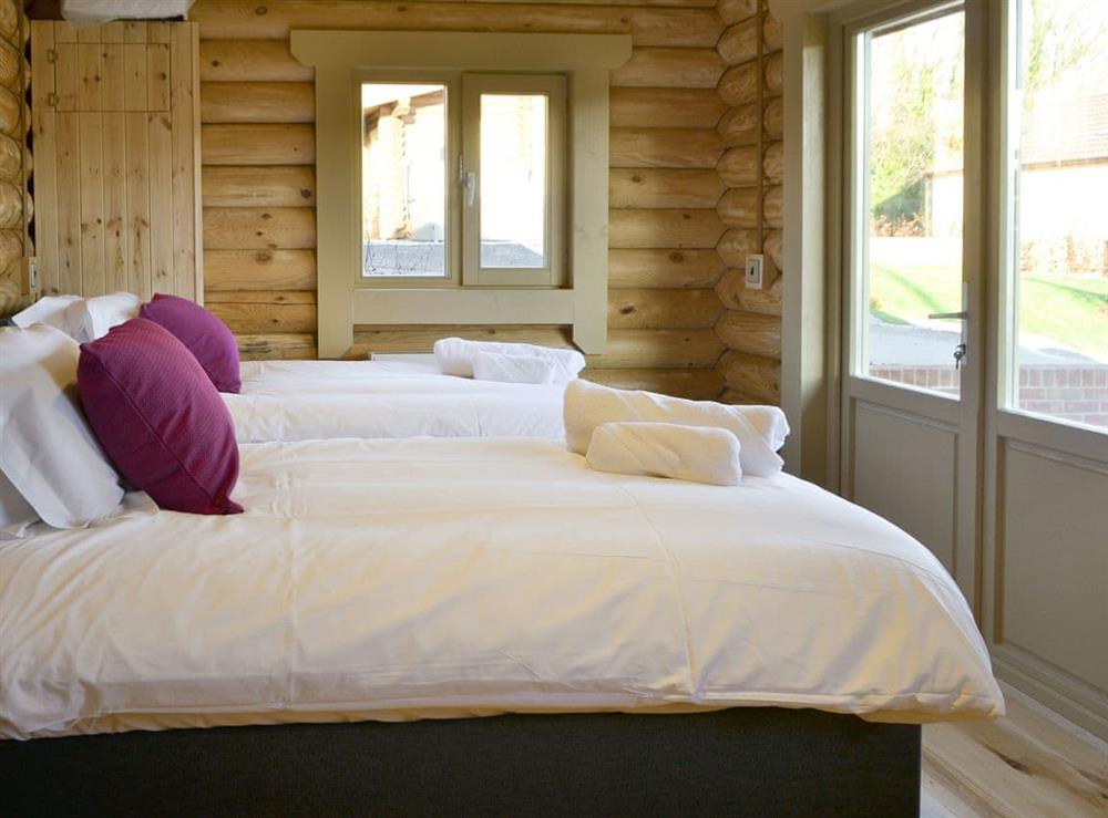 Light and airy twin bedroom at Hadrian Lodge, 