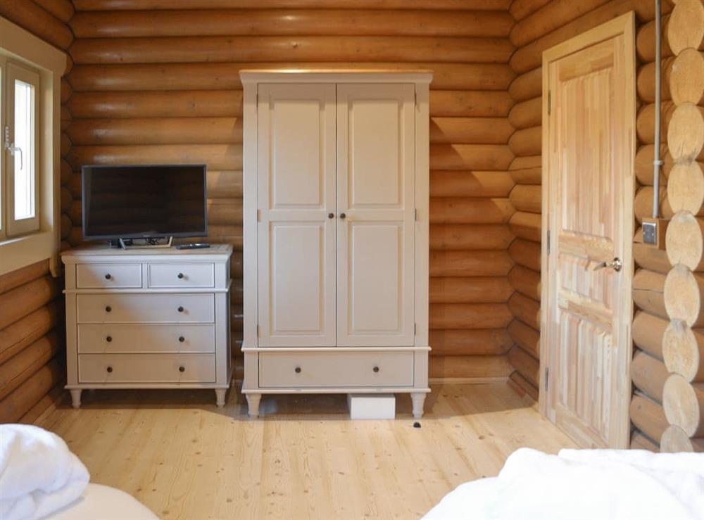 Good-sized twin bedroom at Housesteads Lodge, 