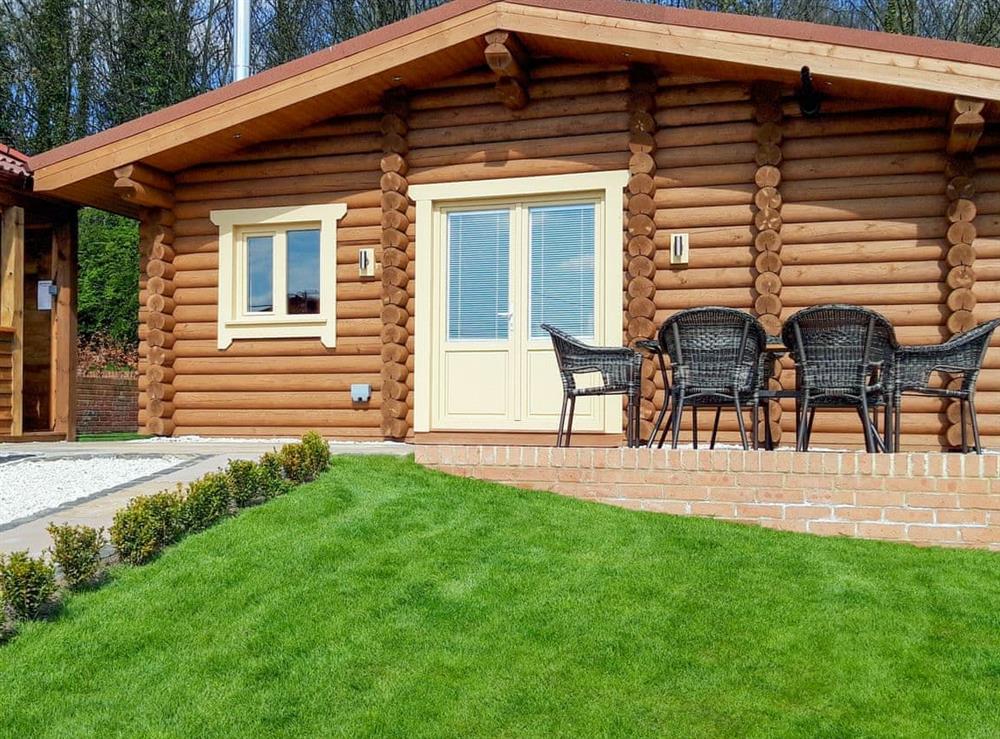 Attractive holiday lodge with private parking area