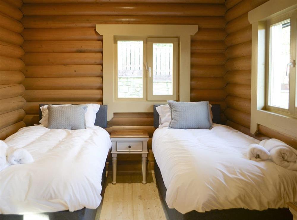 Comfortable twin bedroom at Vindolanda Lodge, 