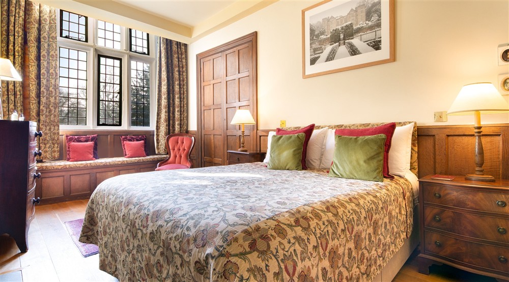 The double bedroom with bench seating at Vyner in Ripon, North Yorkshire