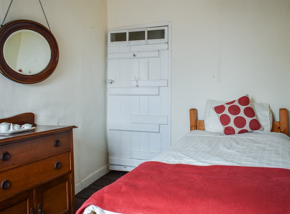 Twin bedroom (photo 2) at Wade Hall in North Cove, Suffolk