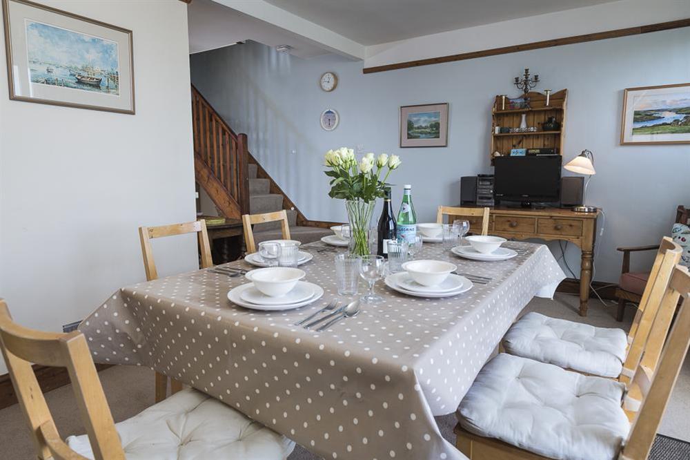 Dining table seating 6 guests at Waders in Bonaventure Road, Salcombe
