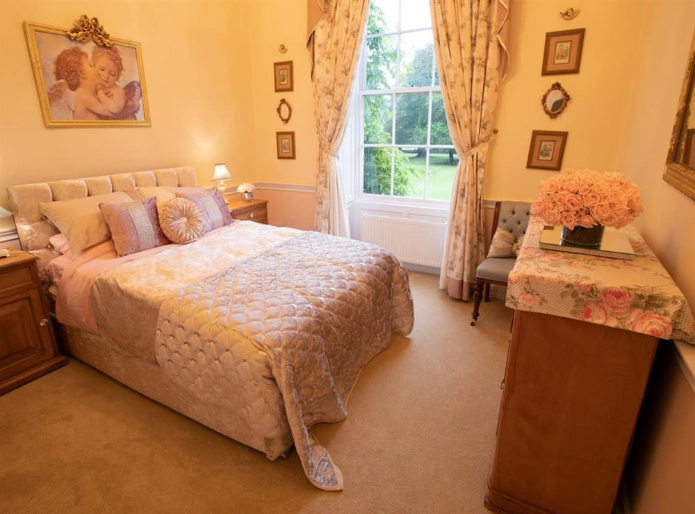 Double bedroom (photo 9) at Walcot Hall in Alkborough, near Scunthorpe, South Humberside