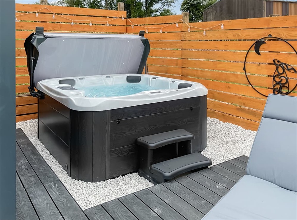 Hot tub (photo 2) at Walkeridge Farm in Reading, Hampshire
