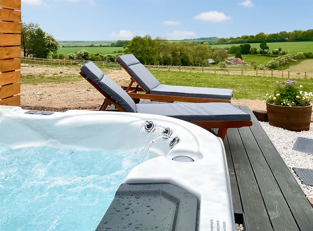Hot tub (photo 3) at Walkeridge Farm in Reading, Hampshire
