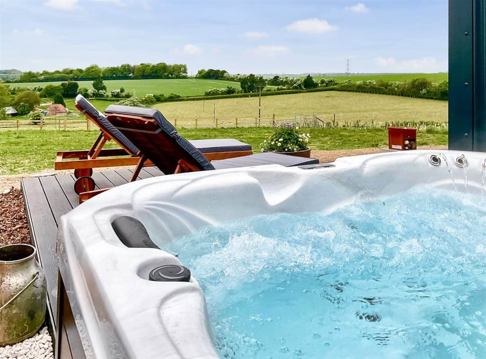 Hot tub at Walkeridge Farm in Reading, Hampshire