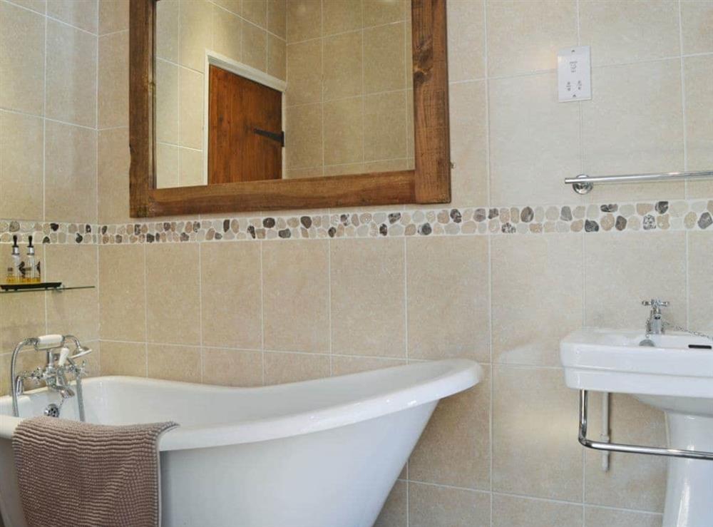 En-suite bathroom to twin bedroom at Walkmill Lodge in Norbury, Nr Bishop’s Castle, Shropshire., Great Britain