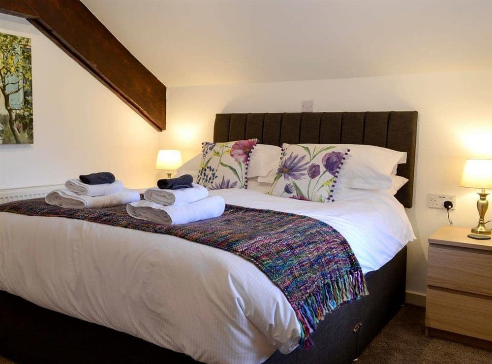Relaxing bedroom with kingsize bed and beams at Farmhouse Cottage, 