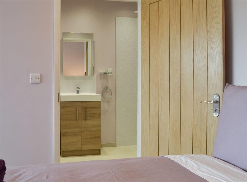 Twin bedroom with en-suite at Lucys Lodge, 