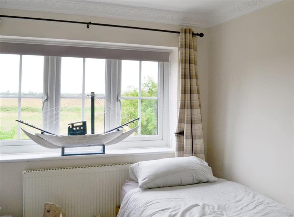 Light and airy twin bedroom at Walnut Tree House in Tilney St Lawrence, near King’s Lynn, Norfolk