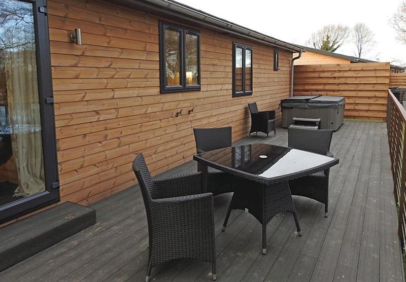 Selby Superior Lake View has a hot tub at Warren Wood Country Park in Hailsham, East Sussex