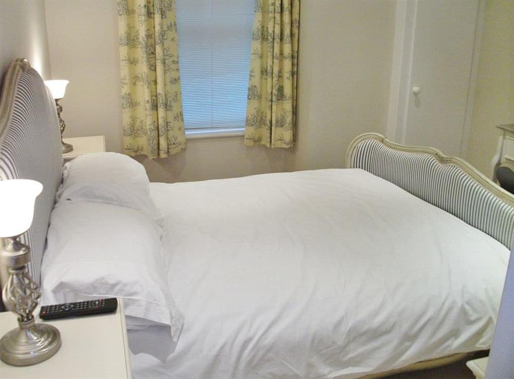 Double bedroom with en-suite shower room and underfloor heating (photo 2) at Watch House in Fowey, Cornwall
