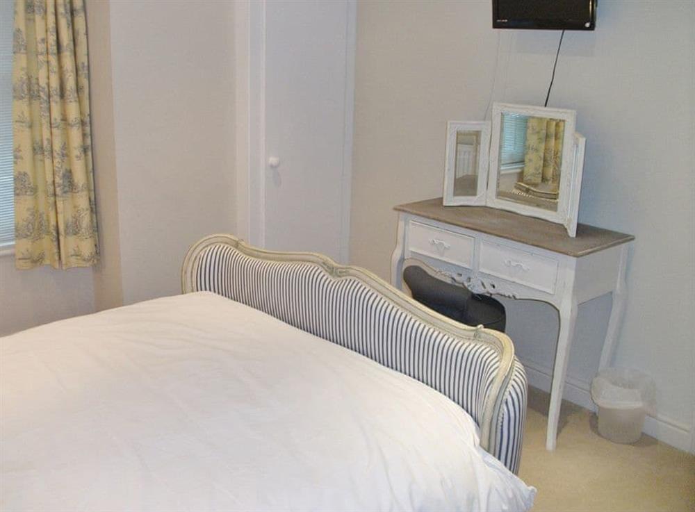 Double bedroom with en-suite shower room and underfloor heating (photo 3) at Watch House in Fowey, Cornwall