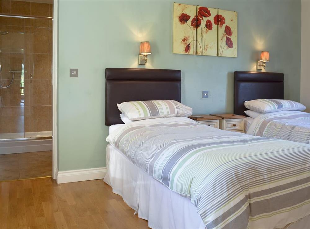 Comfortable twin bedroom with en-suite at Watermill Cottage in Chester, Cheshire