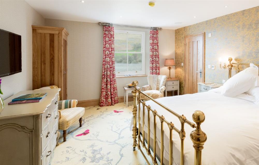 First floor: Bonscale has a 5' king size bed with Vispring Elite mattress and en-suite subterranean natural stone bathroom with bath and separate monsoon and raindrop showers