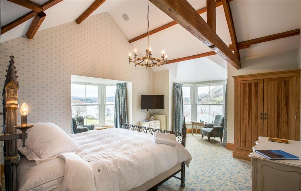 First floor: Pikeawassa has a 6' super king bed with Vispring Elite mattress and en-suite natural stone bathroom with raised bath and separate monsoon and raindrop showers