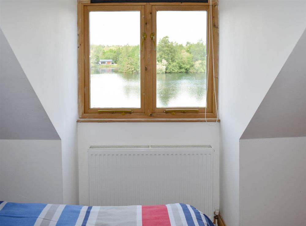 Twin bedroom with lake views and en suite cloakroom at Waters Reach in Kings Lynn, Norfolk