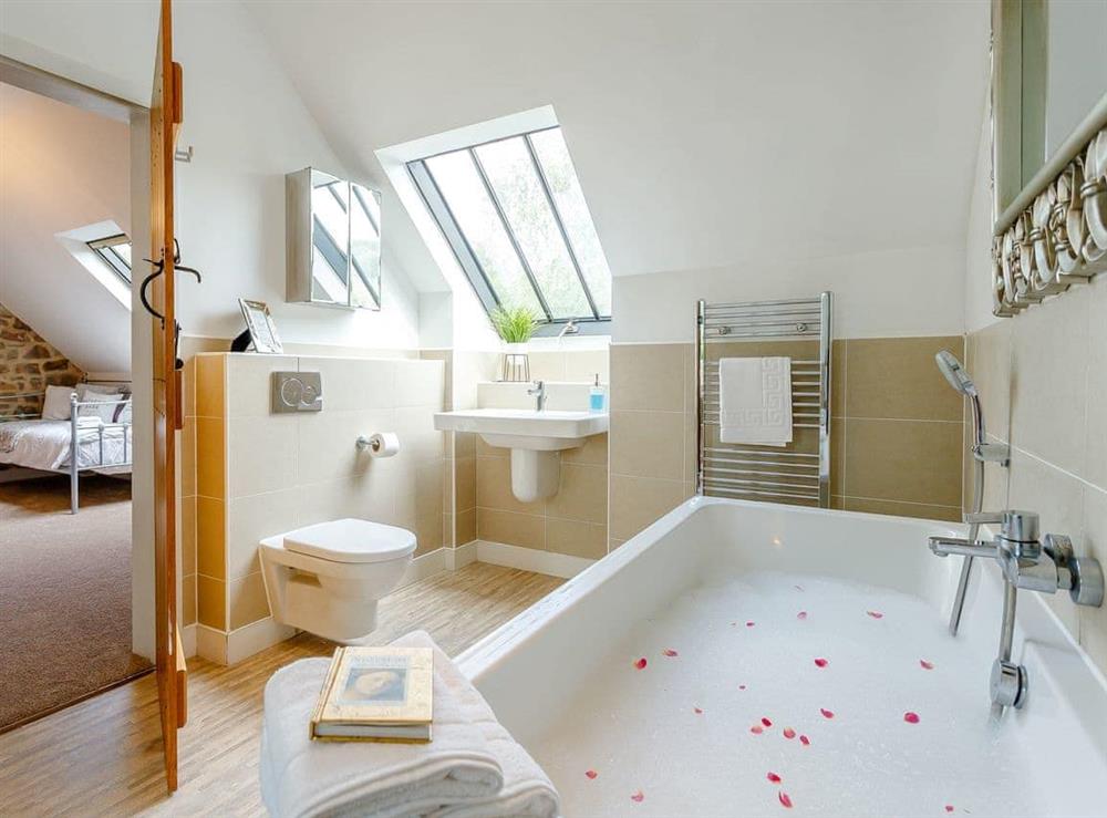 En-suite bathroom at Waterside Barn in Bradbourne, near Ashbourne, Derbyshire