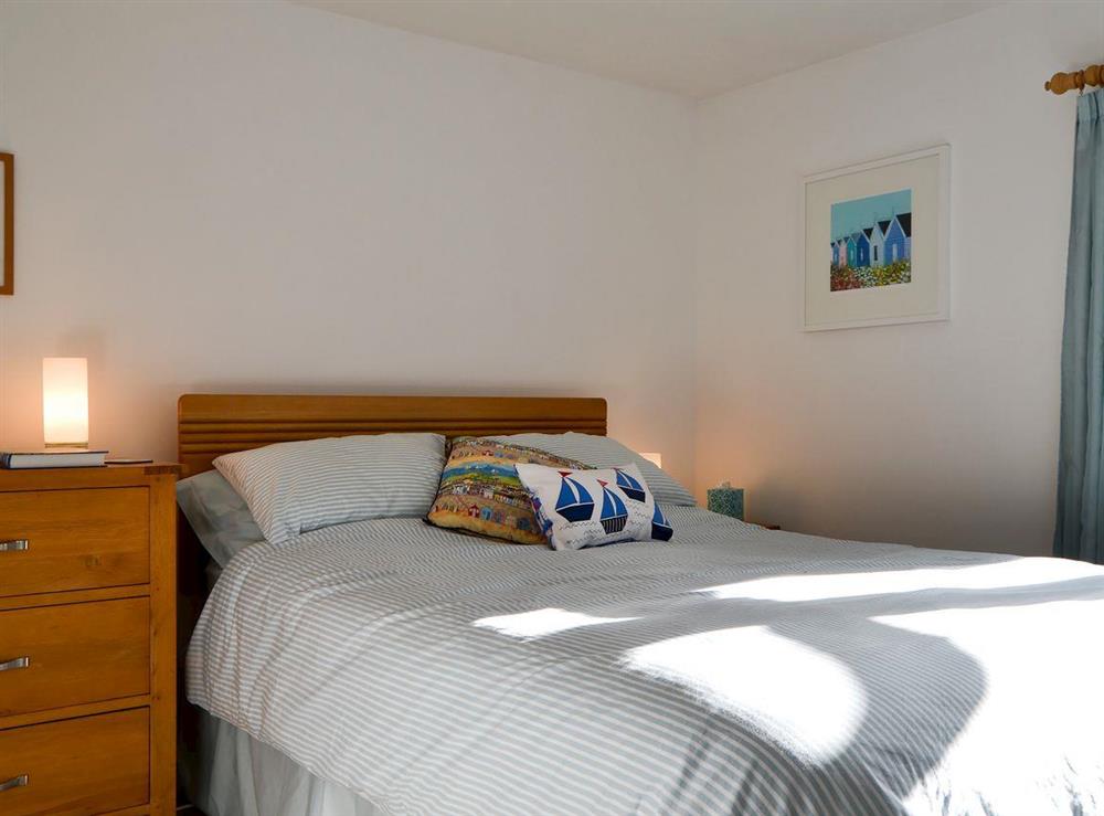 Relaxing double bedroom with en-suite at Waterside in Cowes, near Newport, Isle of Wight