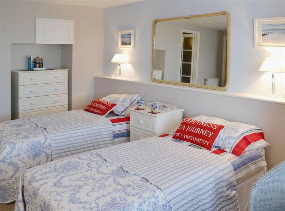 Zip-link beds set as twin beds (photo 2) at Waterside in Fowey, Cornwall