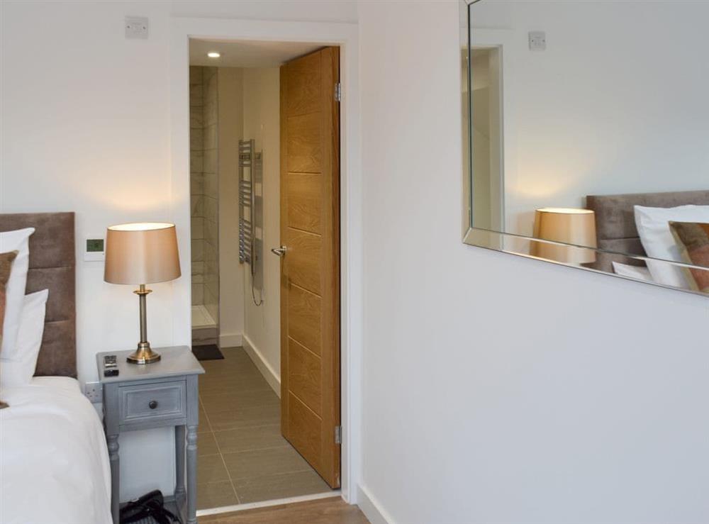 Attractive en-suite double bedroom at Waterside Lodge Sixteen in Elland, near Brighouse, West Yorkshire