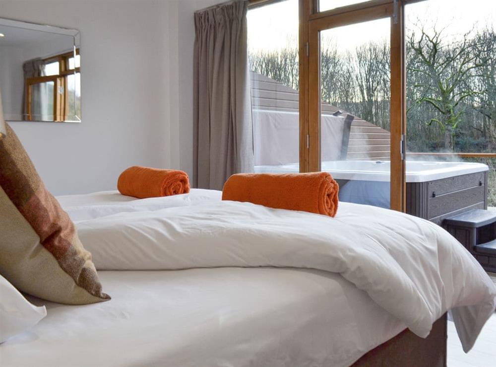 Peaceful en-suite double bedroom at Waterside Lodge Sixteen in Elland, near Brighouse, West Yorkshire