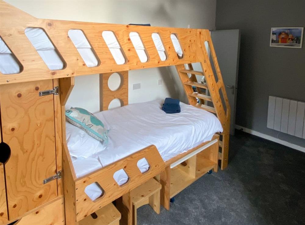 Twin bedroom at Waterwynch in Criccieth, Gwynedd