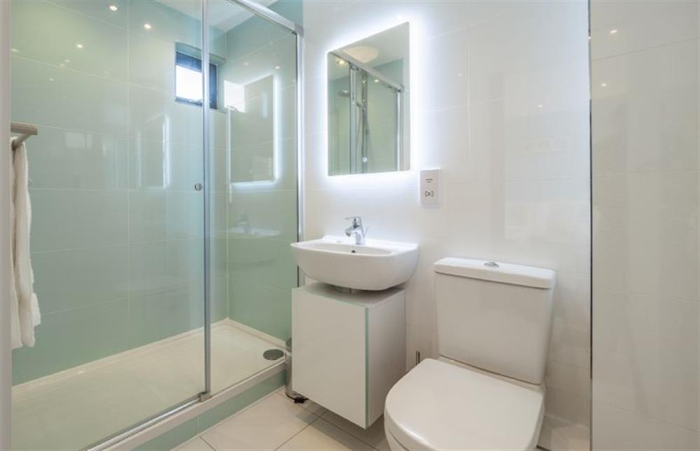 Wavelength, St Agnes. Bedroom one en-suite with large shower, wash basin and WC at Wavelength, Chapel Porth, St Agnes