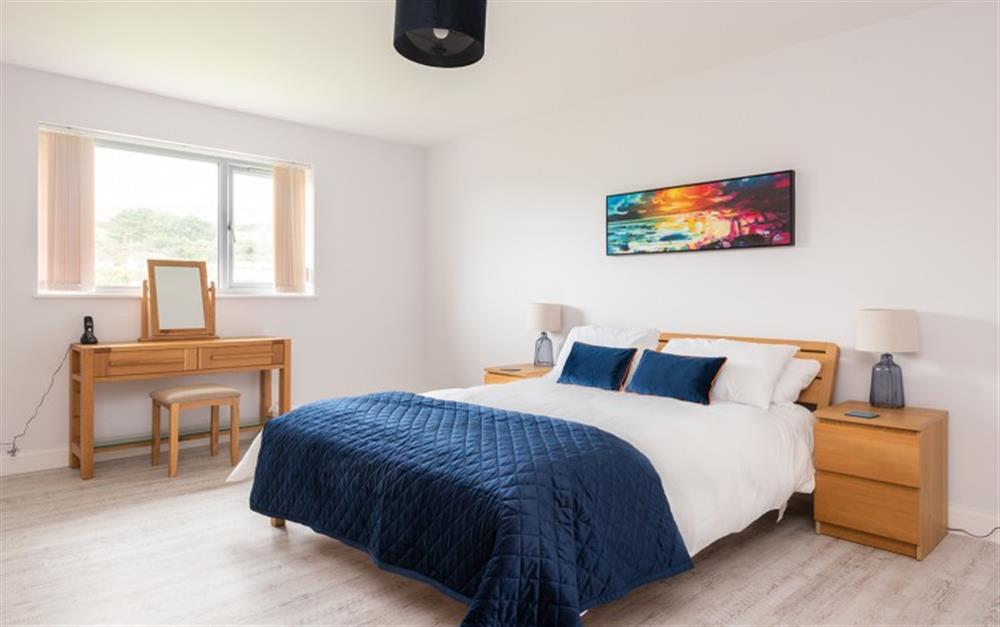 The ground floor master bedroom with en suite at Wavelet in Challaborough