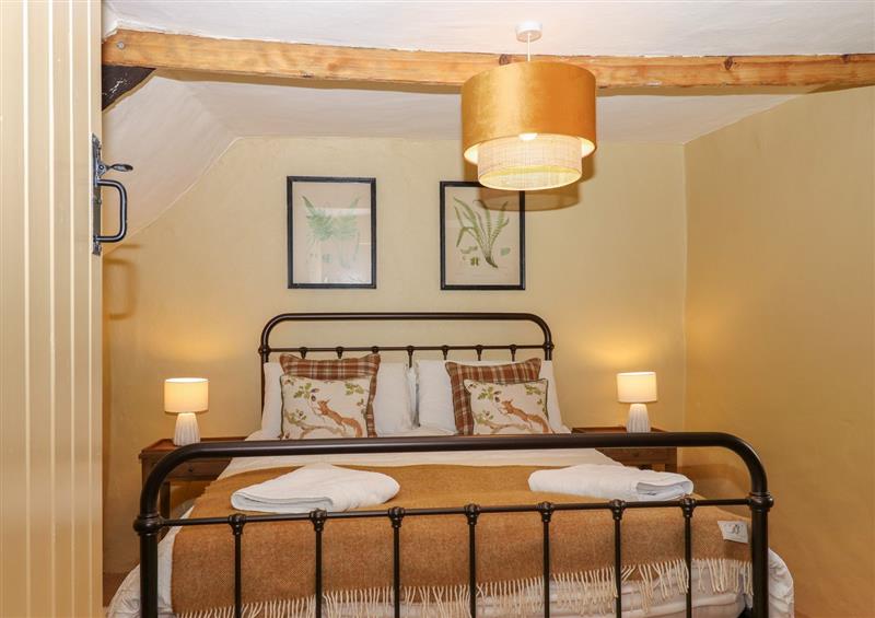 A bedroom in Weaver's Cottage at Weavers Cottage, Chagford