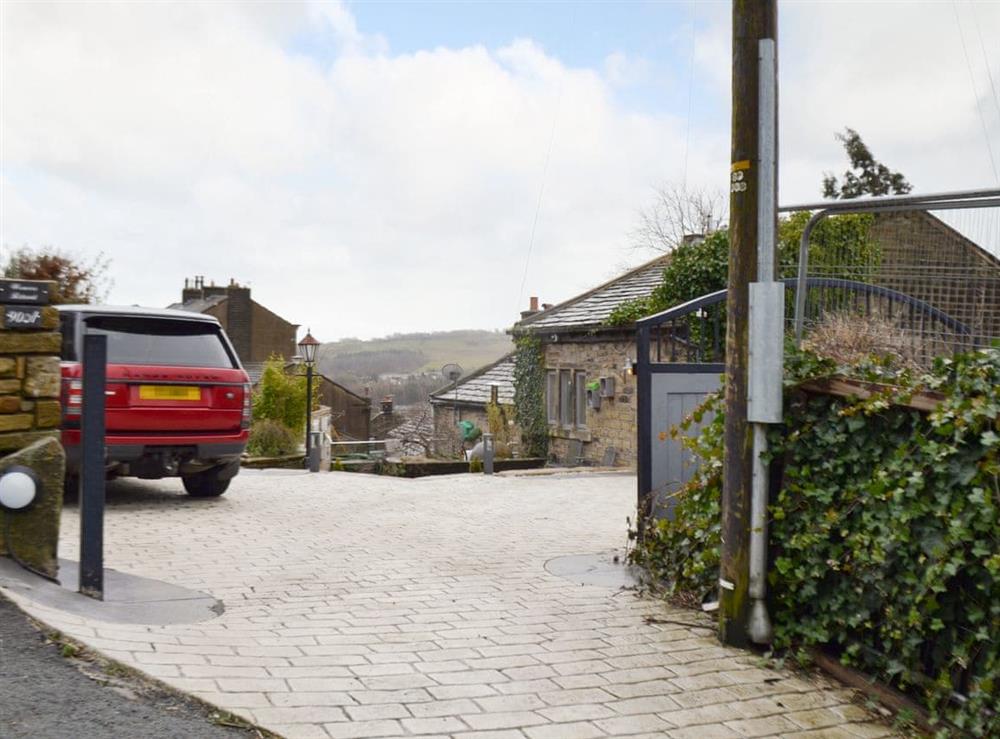 Main entrance and parking area of the holiday home