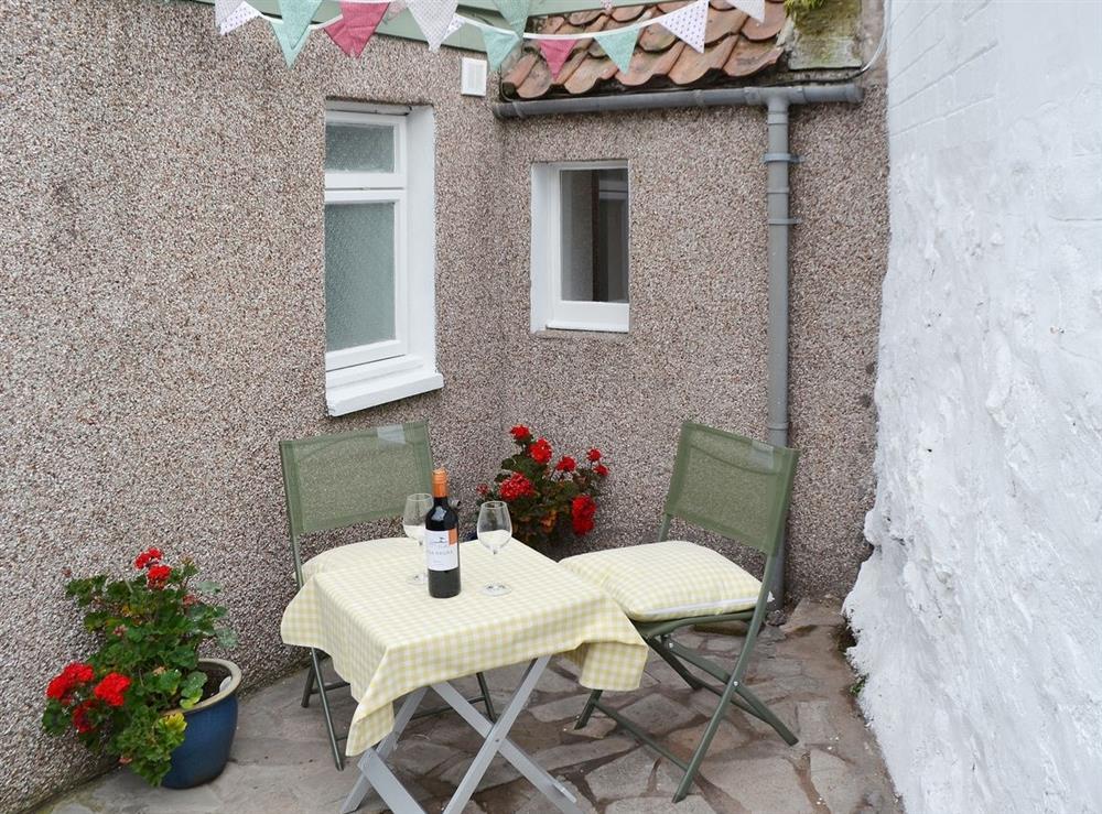 Sitting-out-area at Well Cottage in Cupar, Fife