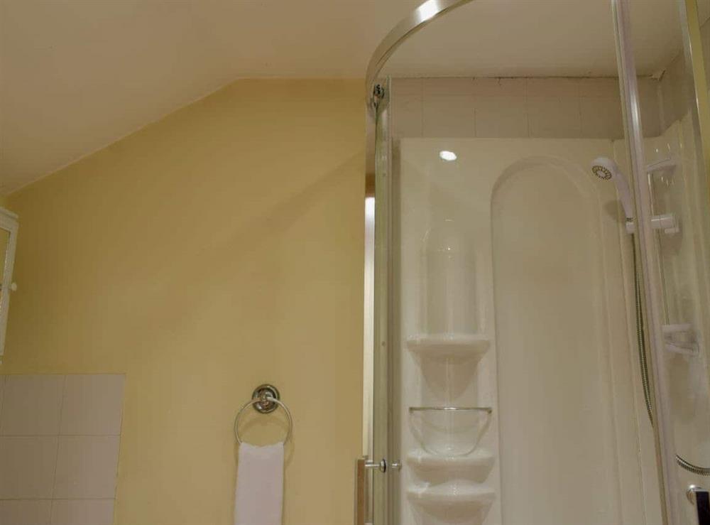 En-suite shower room (photo 2) at West Boundary Farm Cottage 1, 