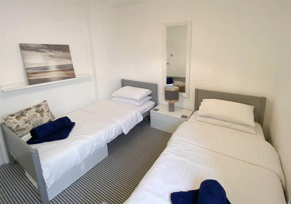 Twin bedroom at West Cliff Retreat in Dawlish, Devon