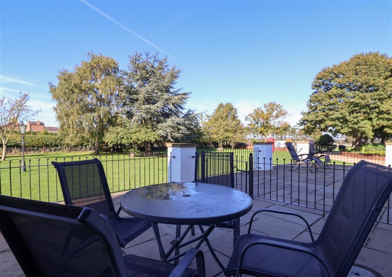 Enjoy the garden at West Cottage, East Knapton near Rillington