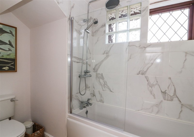 The bathroom at West Cottage, East Knapton near Rillington