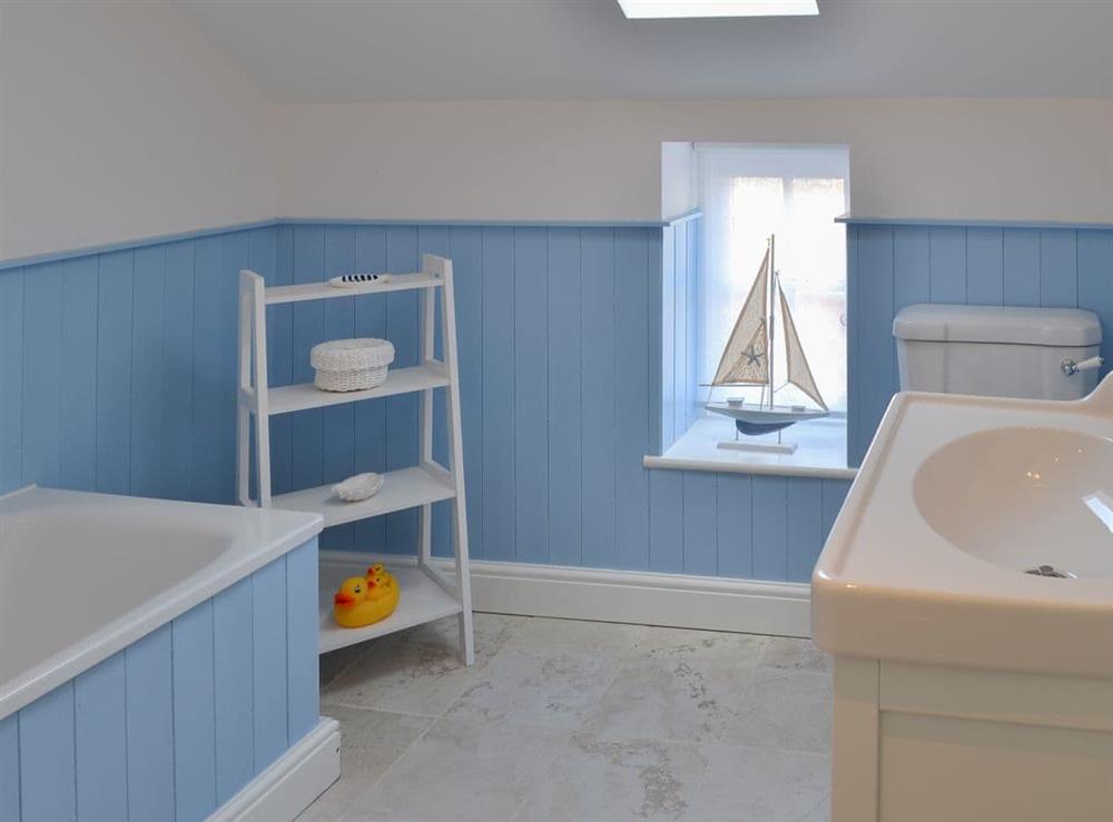 Bright and spacious en-suite bathroom at West House Farm in Muston, near Filey, North Yorkshire