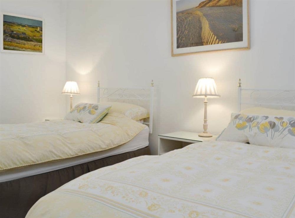 Comfortable twin bedroom at West Lawn in Rhosneigr, Anglesey., Gwynedd