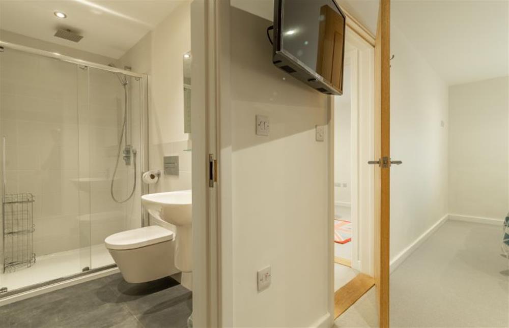Bedroom two en-suite with walk-in shower, wash basin and WC at Westaway, Portreath