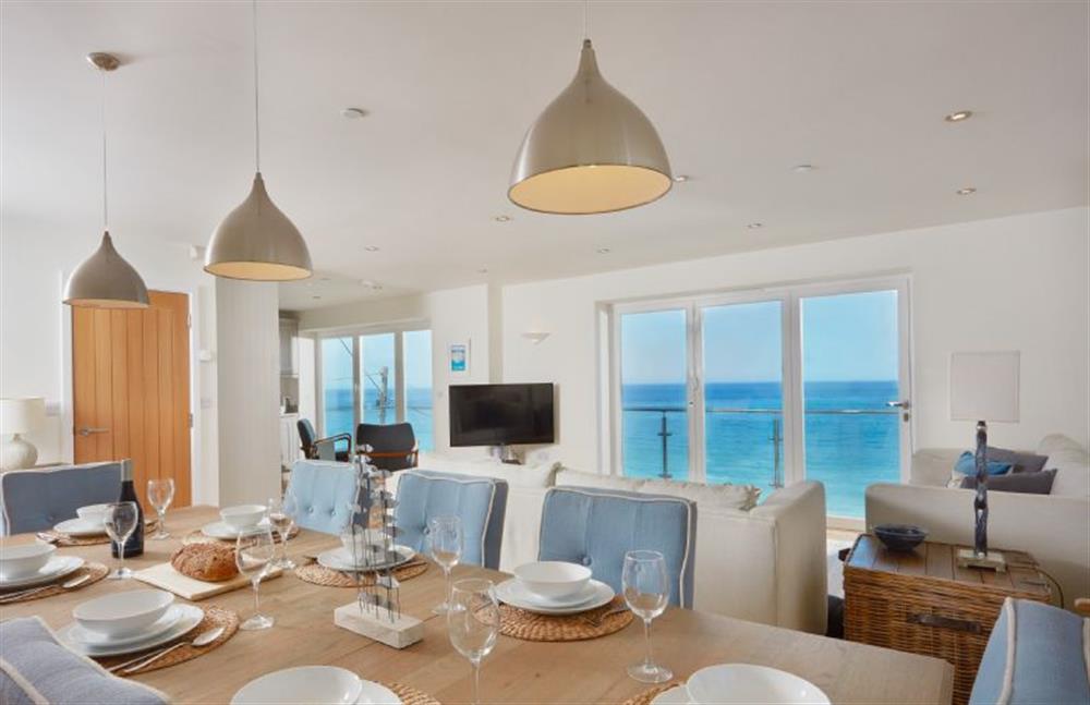 Open-plan living area with dining for up to eight guests at Westaway, Portreath