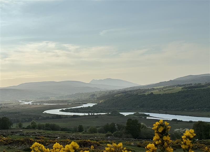 The setting around Wester Achnahanat Cottage