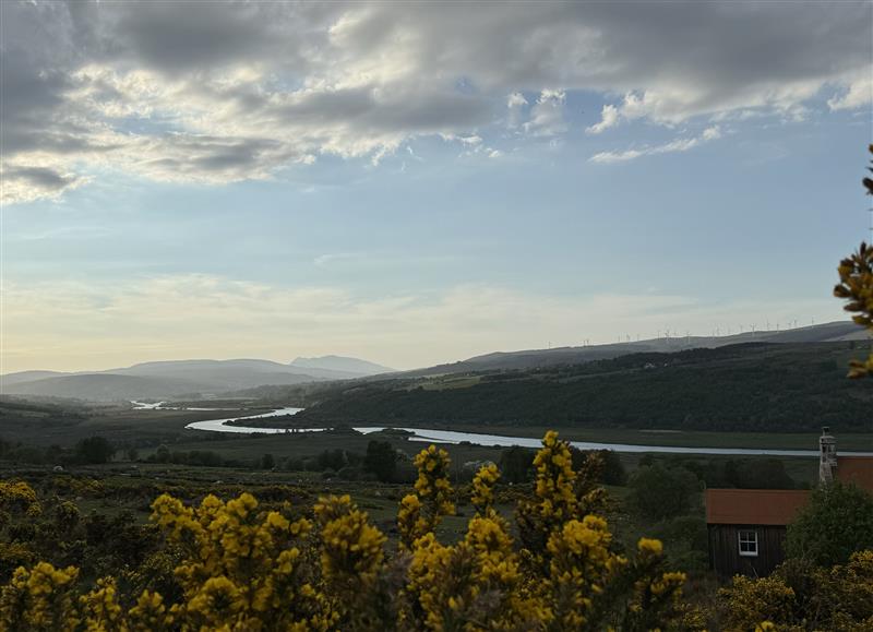 The setting around Wester Achnahanat Cottage