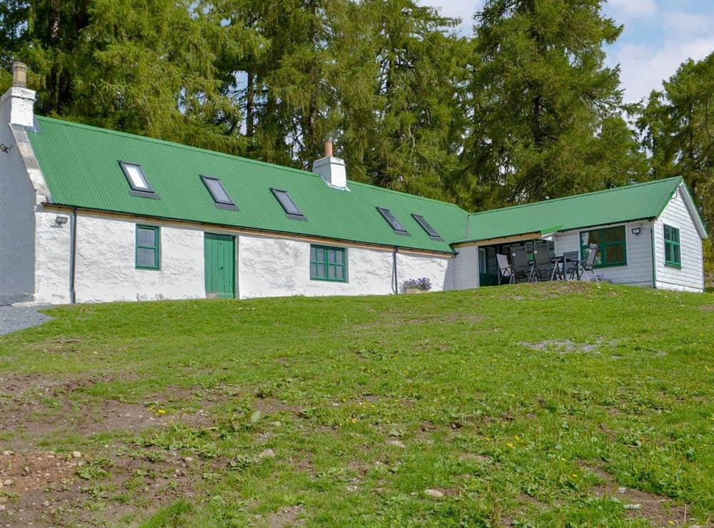 Wester Laggan Cottage is a detached property