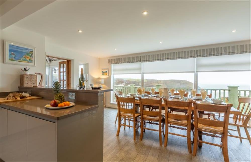 Westerley, Cornwall: Kitchen overlooking the dining area at Westerley, Portreath
