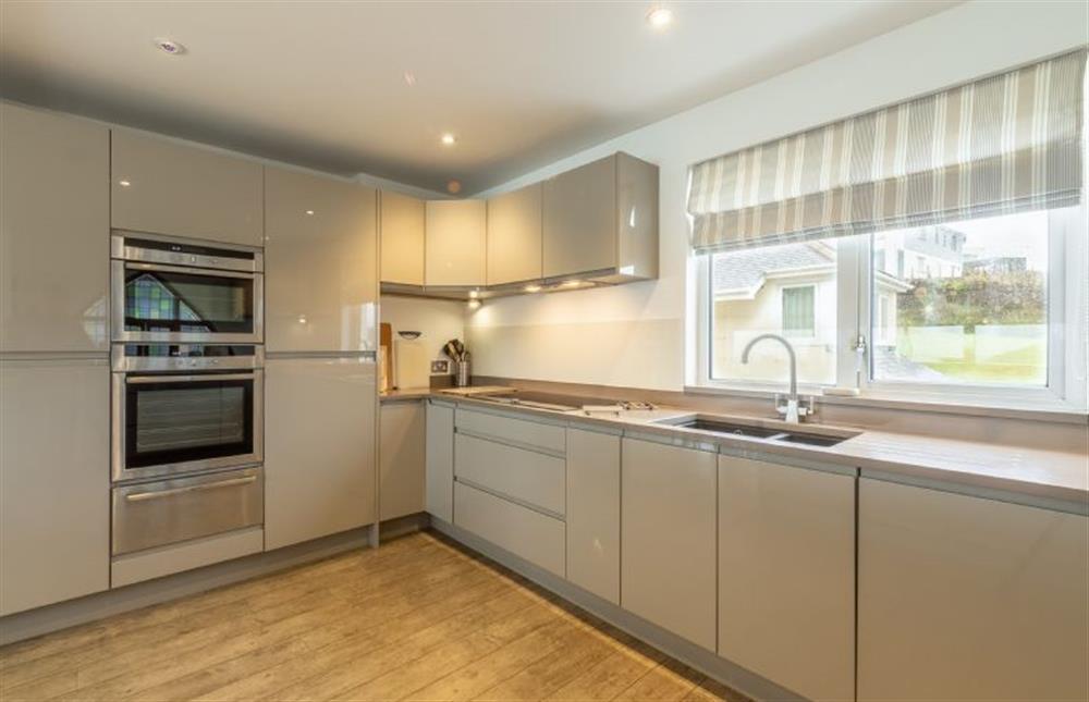 Westerley, Cornwall: Modern, well-equipped kitchen at Westerley, Portreath