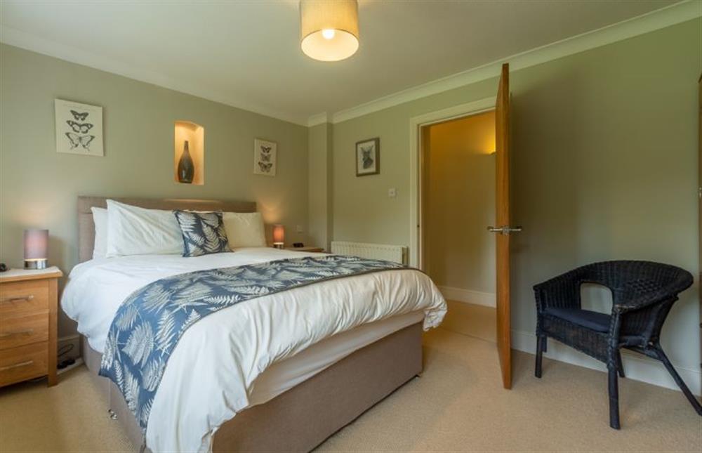 Ground floor: Master bedroom with en-suite and king-size bed (photo 2) at Westgate Cottage, Thornham near Hunstanton